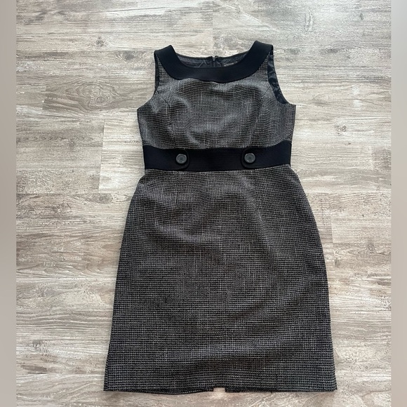 Near perfect condition Tahari dress with built in belted waist-8P - Picture 1 of 3